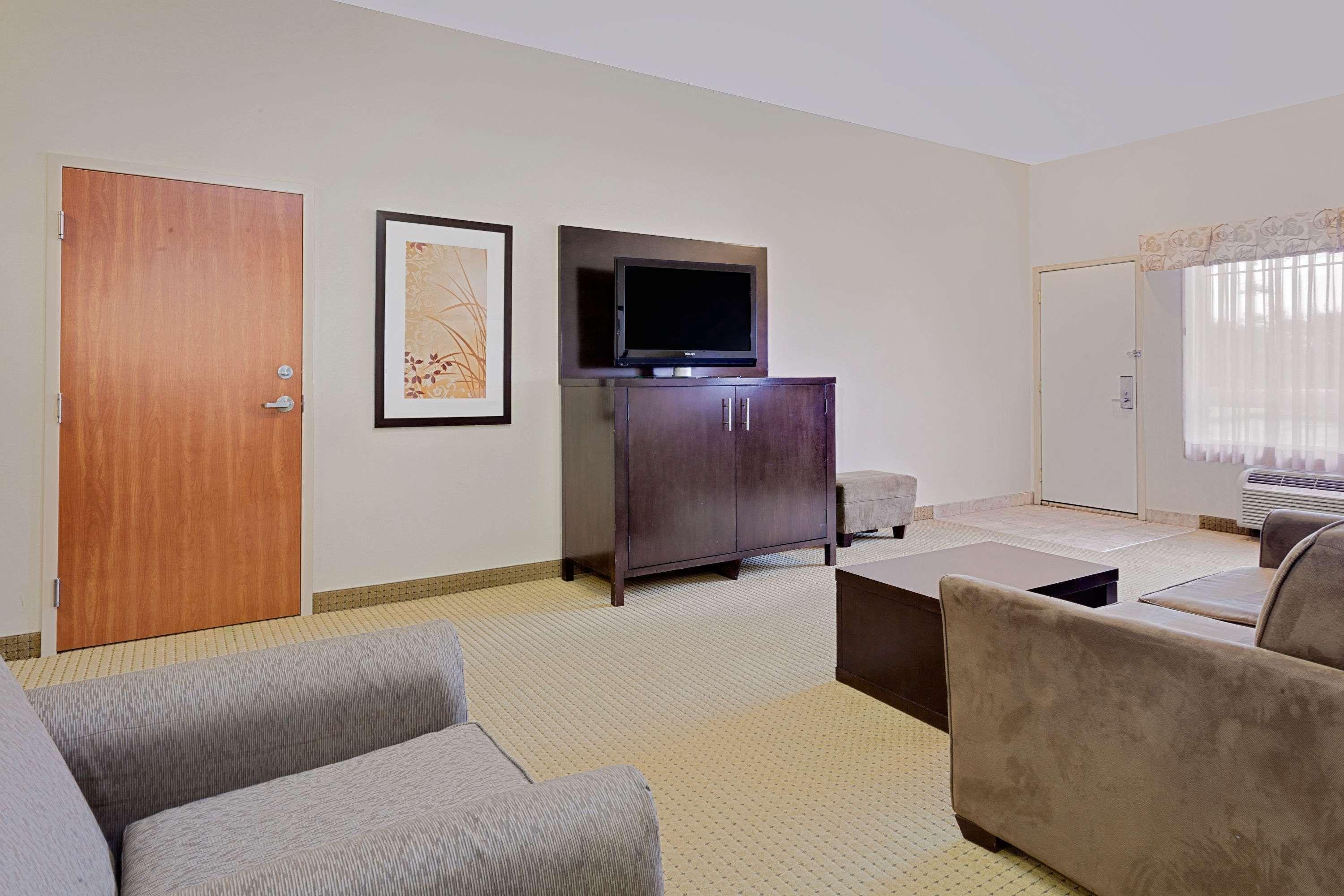 Ramada By Wyndham Lac La Biche Luaran gambar