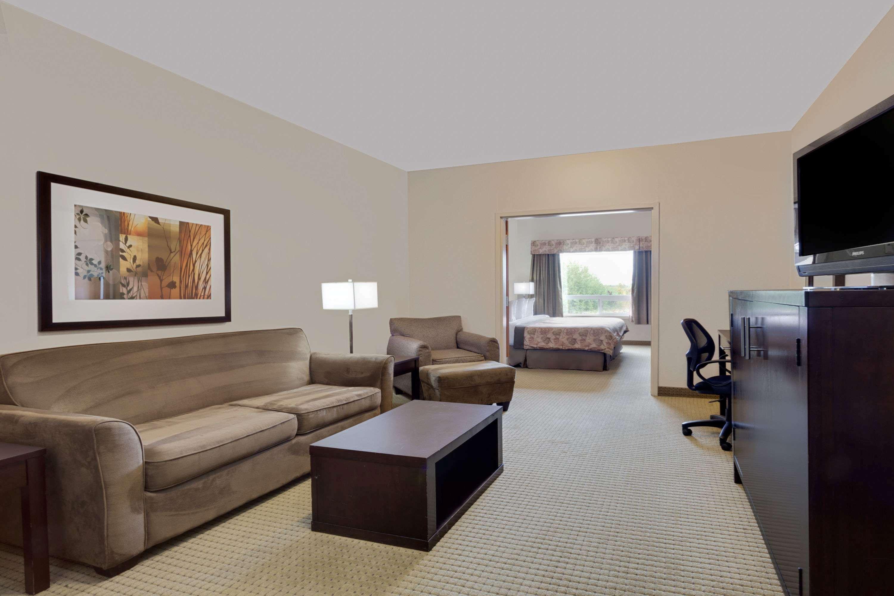 Ramada By Wyndham Lac La Biche Luaran gambar