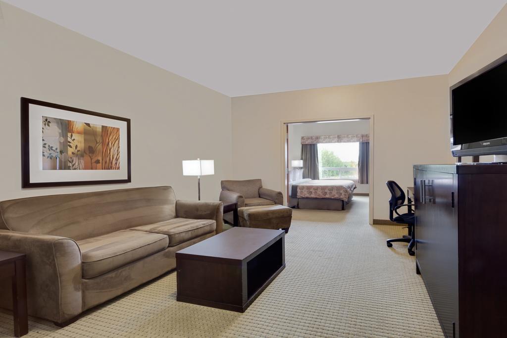 Ramada By Wyndham Lac La Biche Luaran gambar