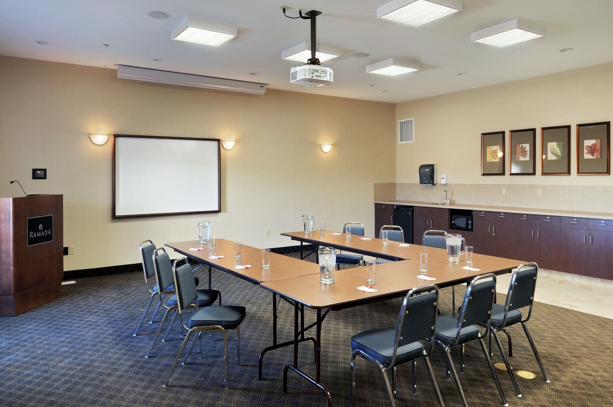 Ramada By Wyndham Lac La Biche Luaran gambar